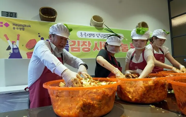 흥국생명 임직원들이 지난 18일, 종로구 인사동에 위치한 ‘뮤지엄 김치간’에서 소외된 이웃에게 전달할 김치를 정성껏 버무리고 있다.