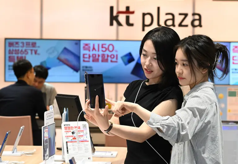 모델이 서울 종로구 KT플라자에서 갤럭시 Z 폴드7·Z 플립7을 체험하고 있다. (제공 KT)