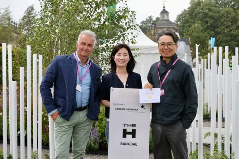 ‘RHS 플라워쇼 웬트워스 우드하우스 2025’에서 현대건설 최연길 책임(오른쪽)과 성균관대학교 최혜영 교수(가운데)가 실버길트 메달을 들고 기념사진을 찍고 있다. (사진제공=현대건설)