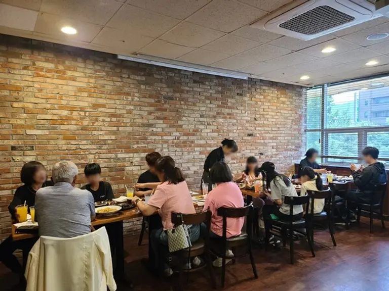 지난 5월, 다이닝브랜즈그룹이 영케어러와 함께 진행한 ‘아름다운 식탁’ 프로그램 현장