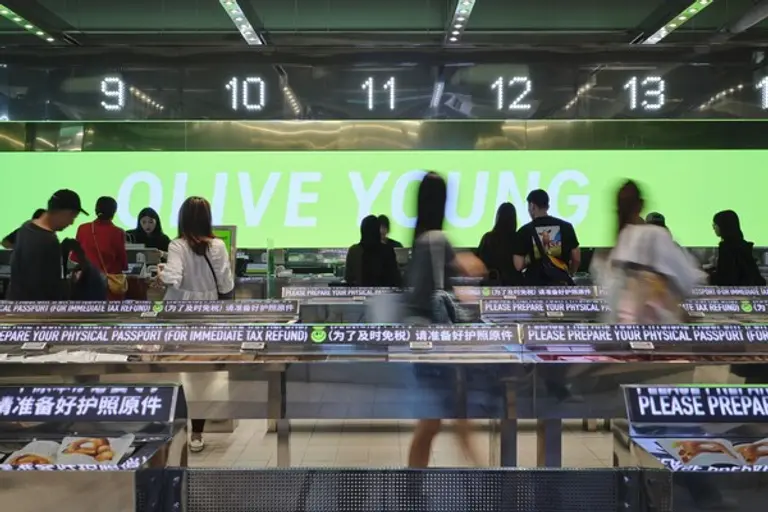 외국인 관광객들이 글로벌 특화 매장인 ‘올리브영 명동 타운’에서 계산대로 향하고 있다.