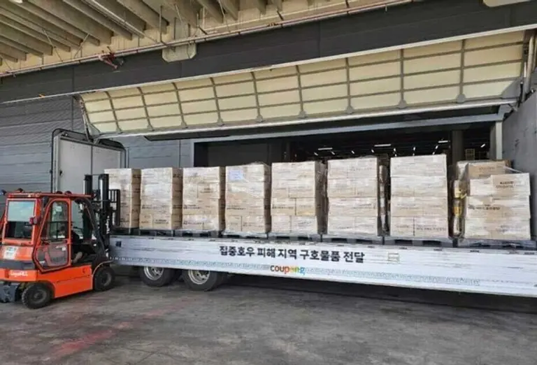 쿠팡이 22일 집중호우 피해 이재민과 지역사회를 돕기 위해 생필품, 위생용품 등 4만여개 구호물품을 광주광역시, 경남충남 등 피해 현장에 전달했다. (사진제공=쿠팡)