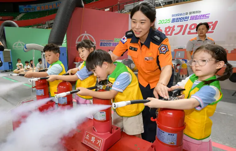 ’종합안전 체험랜드’에 참여한 어린이들이 소화기 사용법 교육을 받고 있는 모습. (제공 현대모비스)