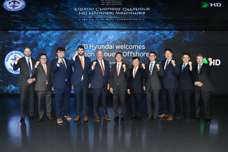 HD현대와 ‘에디슨 슈에스트 오프쇼어(Edison Chouest Offshore)’ 社가 최근 미국 내 컨테이너 운반선 공동 건조를 위한 세부 협력방안 등을 논의했다. 사진 오른쪽에서 여섯번째부터 정기선 HD현대 수석부회장, 디노 슈에스트(Dino Chouest) 에디슨 슈에스트 오프쇼어 대표. (제공 HD현대)