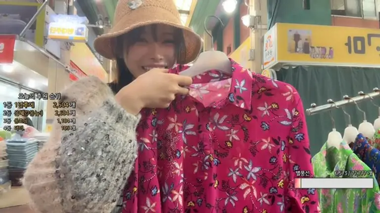 여행 중 유저 의견을 듣고 시장에서 옷을 구매하는 스트리머 ‘은유화’