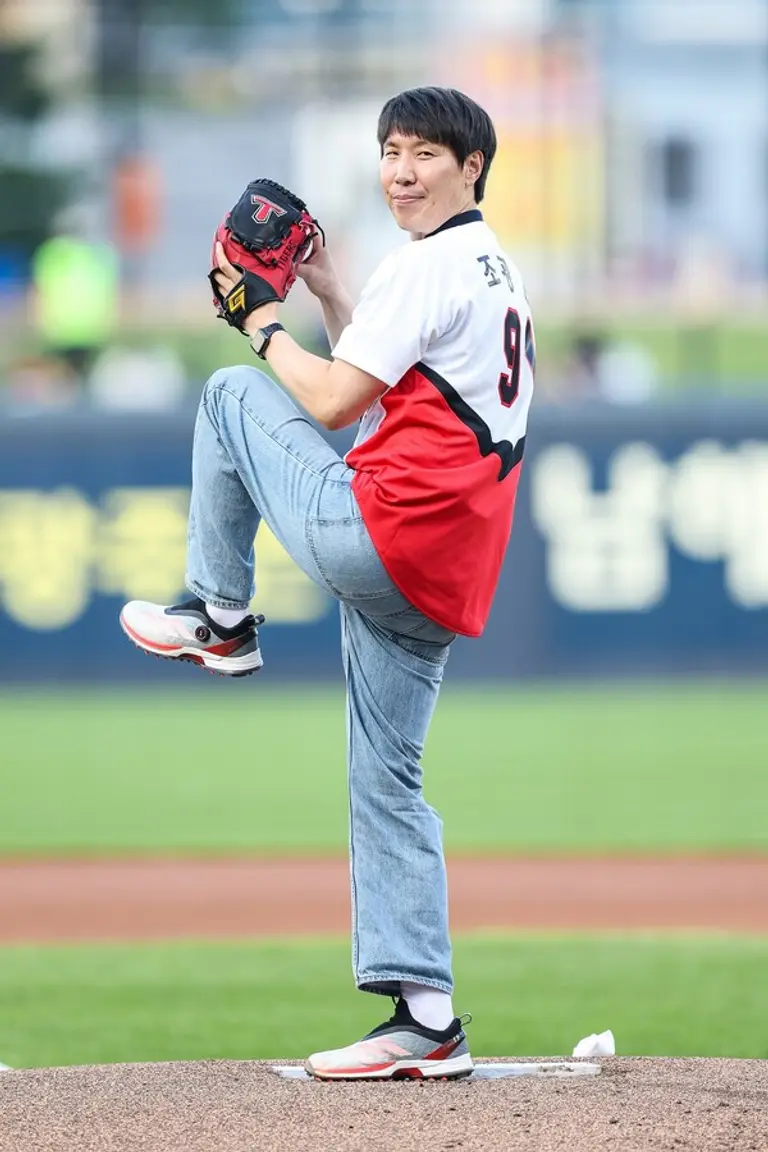 광주기아챔피언스필드에서 열린 KIA 타이거즈 경기의 시구자로 나선 ‘교촌치킨 운남1호점 조광훈 점주’. 사진제공: KIA 타이거즈