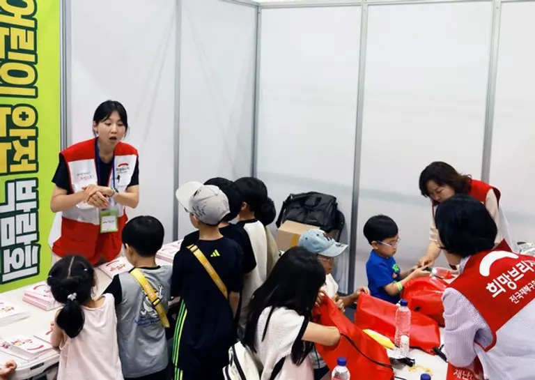 희망브리지 전국재해구호협회가 ‘2025 어린이 통합 안전박람회’에서 운영한 ‘재난안전 챌린지존’에서 어린이 참가자들이 생존키트를 직접 제작하며 재난대응 방법을 배우고 있다. (사진제공=희망브리지)