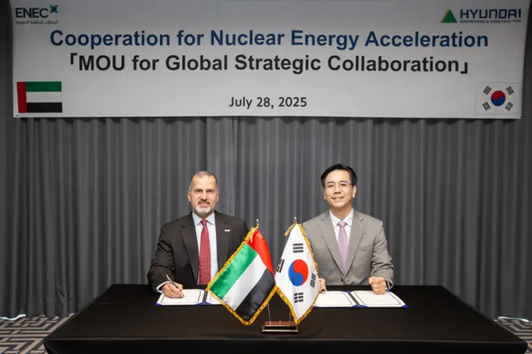 현대건설 이한우 대표(오른쪽)와 UAE 원자력공사 모하메드 알 함마디 최고경영자가 서울 소피텔 앰버서더 호텔에서 ‘원자력 에너지 개발을 위한 전략적 업무협약’을 체결한 후 기념사진을 촬영하고 있다. (사진제공=현대건설)