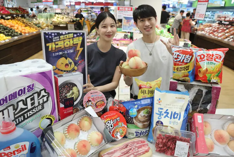 이마트 용산점에서 모델들이 8월 고래잇 페스타 할인상품을 소개하고 있다. 이마트가 오는 7월 29일부터 8월 3일까지 총 6일간 고래잇 페스타 