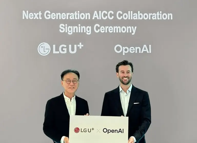 안형균 LGU+ 기업AI사업그룹장(왼쪽)과 앤디 브라운 오픈AI 아시아태평양 지역 비즈니스 총괄. (제공 LGU+)