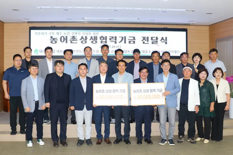 호반그룹의 대아청과가 기후위기 극복 제주 농업 경쟁력 강화를 위한 ‘농어촌상생협력기금’과 ‘가락상생기금’을 전달했다. (사진 앞줄 왼쪽 네번째부터) 이상용 대아청과 대표, 고우일 농협제주본부 본부장, 김군진 한경농협 조합장, 고영찬 제주고산농협 조합장, 문대림 국회의원(사진제공=호반그룹)