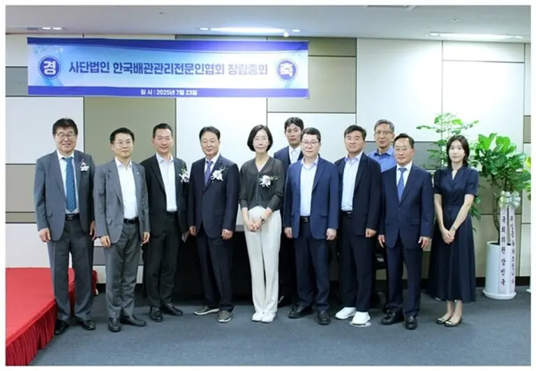 사단법인 한국배관관리전문인협회는 초대 이사장으로 김수진 대표(좌측에서 4번째)를 선임했다.