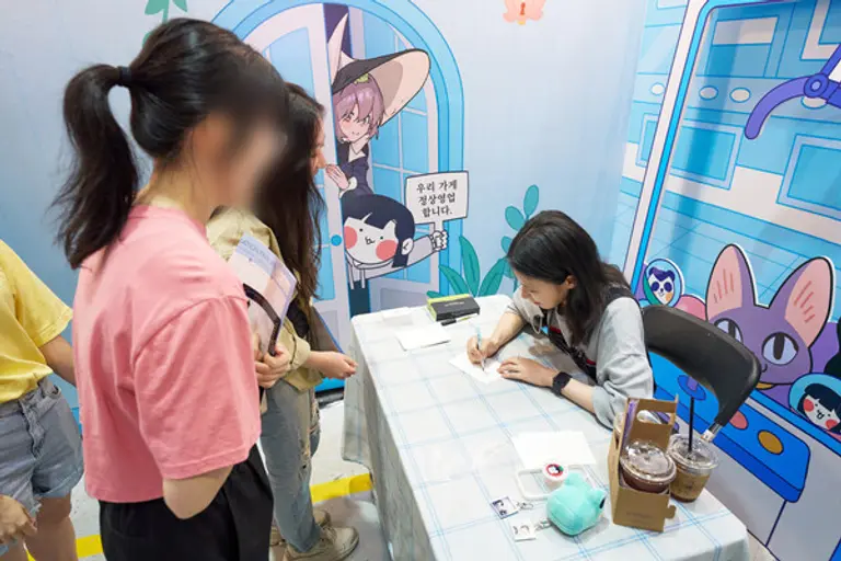 카카오엔터테인먼트의 전시부스에서 진행된 웹툰작가 사인회 모습. (제공 카카오)