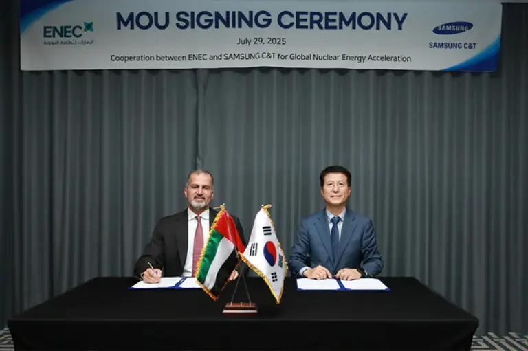 모하메드 알 하마디 UAE원자력공사 CEO(왼쪽)와 오세철 삼성물산 대표이사가 업무협약을 체결하고 있다. (사진제공=삼성물산)