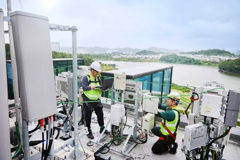 SKT와 SK오앤에스 엔지니어가 경기도 화성시에서 통신장비를 점검하는 모습. (제공 SKT)