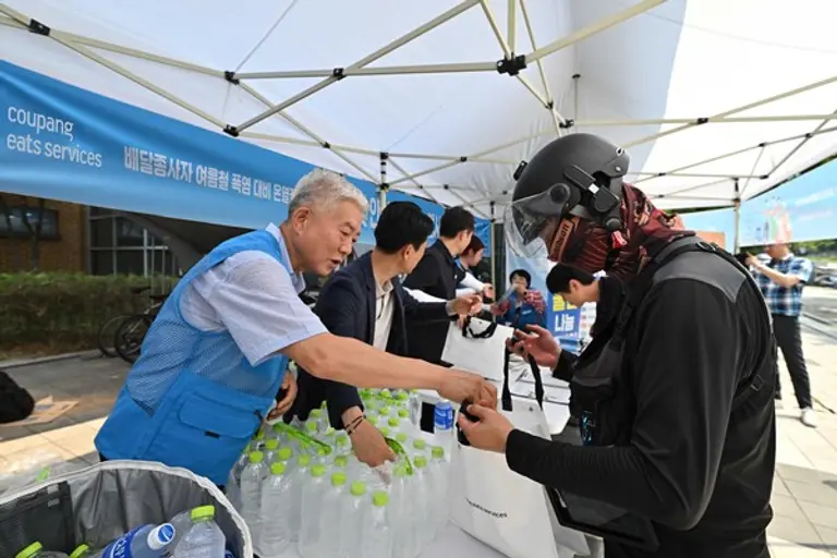 쿠팡이츠서비스가 지난 29일 성남시 지역에서 여름철 온열질환 예방 캠페인을 열고 배달파트너에게 다양한 안전물품을 지원했다. (사진제공=쿠팡)