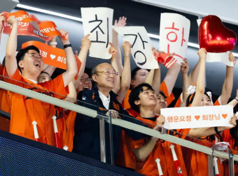 김승연 한화그룹 회장이 이달 3일 대전 한화생명 볼파크를 방문해 임직원들과 함께 경기를 관람하고 있다.(사진=한화그룹)