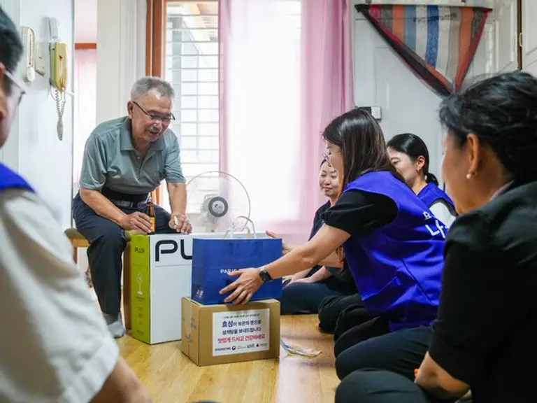 효성 임직원이 국가유공자 어르신의 건강을 기원하며 삼계탕과 삼계죽 세트를 전달하고 있다. (사진제공=효성)