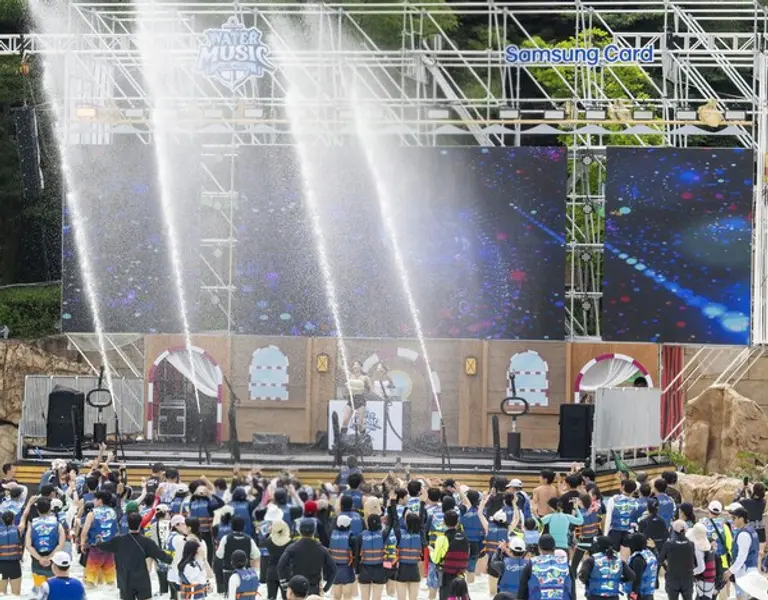 워터 뮤직 풀파티가 펼쳐지고 있는 캐리비안 베이 파도풀의 모습. (제공 에버랜드)