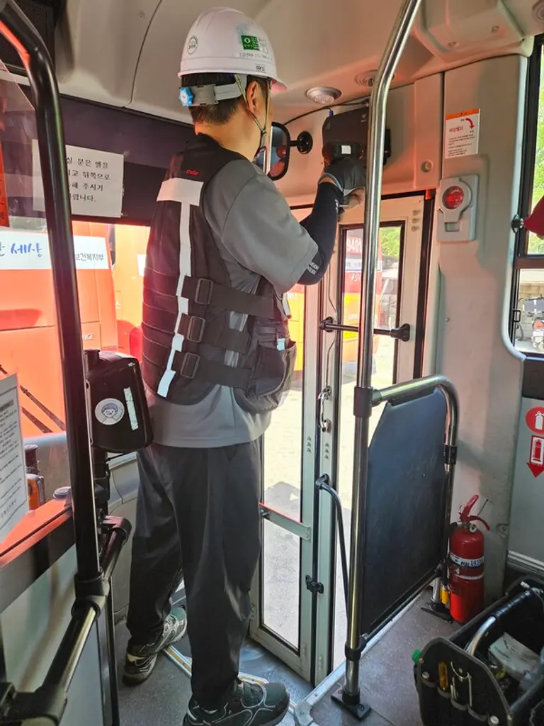 SK텔레콤이 국내 최초로 시내버스에 5G·LTE 통신 기반의 와이파이7(WiFi-7)을 도입하는 시범 서비스를 제공해 통신 품질 개선을 확인했다고 밝혔다. (제공 SK텔레콤)