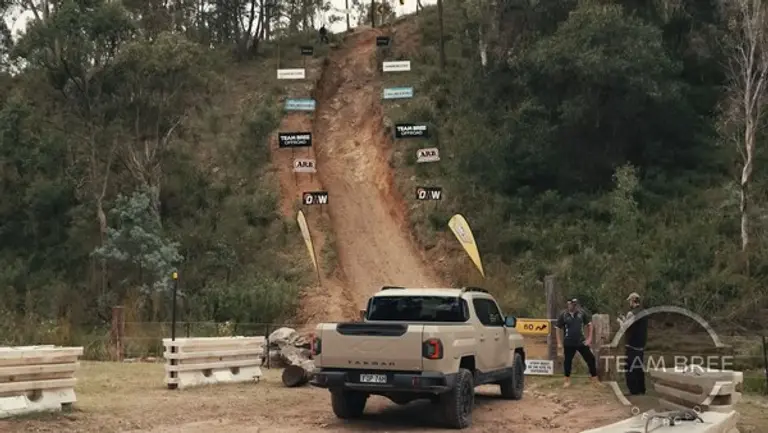 채널 운영자 루카스 브리가 ‘비어 오클락 힐’ 등반을 앞두고 주행 코스와 기아 타스만 차량을 소개하고 있다. (제공 기아)