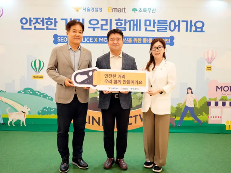 이마트 청계점 몰리스 매장에서 진행된 ‘당신을 위한 폴(몰)리스라인’ 서울 안심 캠페인 폴리스라인 키링 전달식 (사진제공=이마트)