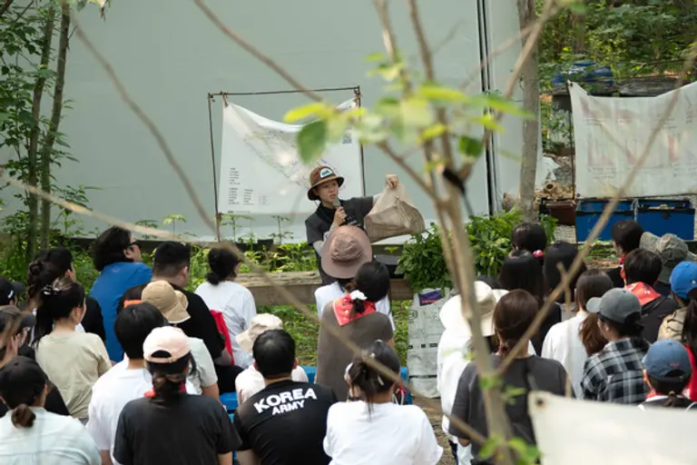 지난 5월 27일 난지도 노을공원에서 ‘기브셔틀 2025’ 참가자들이 본격적인 나무심기 봉사활동 준비를 하고 있다. (제공 카카오모빌리티)