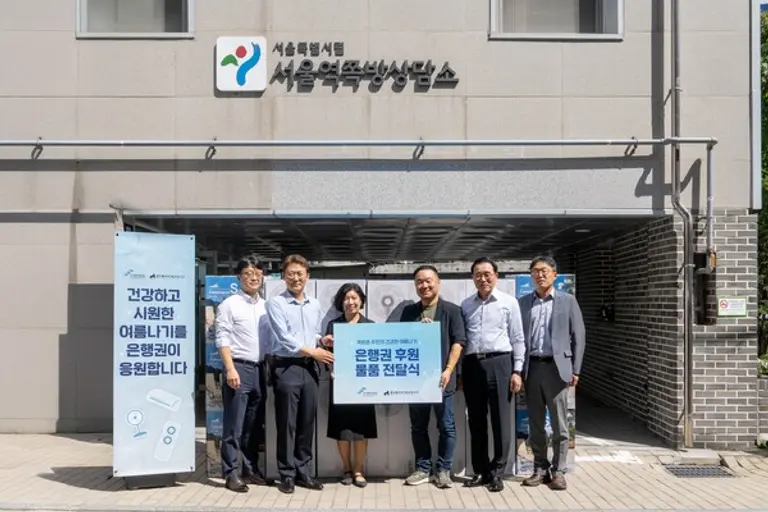 (왼쪽부터) 신장수 금융위원회 은행과장, 권대영 금융위원회 부위원장, 유호연 서울역쪽방상담소장, 장민철 전국쪽방상담소협의회장, 조용병 은행연합회장, 김재진 서울시 복지기획관