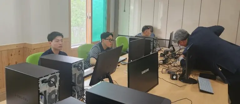KDN IT움 사후관리를 위한 PC 점검 및 SW 업그레이드 작업 모습. (제공 한전KDN)