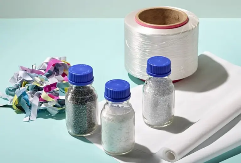 폐현수막을 잘게 분쇄해 화학적 재활용 과정을 거쳐 재활용 소재를 만든 후 실을 방사해 현수막으로 제작되는 각 단계 별 제품들의 모습. (제공 SK케미칼)