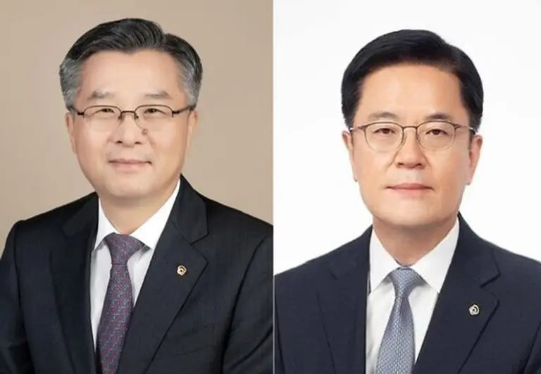 한화생명은 5일 권혁웅 부회장과 이경근 사장이 각자 대표이사로 공식 취임했다고 밝혔다. 