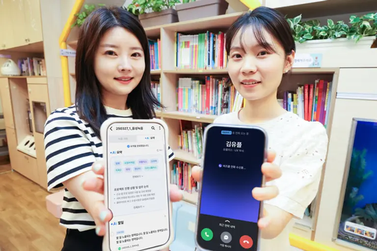 LGU+ 직원들이 어린이집에서 이용하는 AI비즈콜을 시연하고 있는 모습. (제공 LGU+)