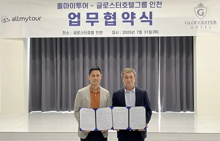 올마이투어 정현일 COO(왼쪽)와 글로스터호텔그룹 고길남 부사장. (사진제공=올마이투어)