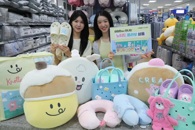 이마트 왕십리점에서 모델들이 이마트X노티드 콜라보 상품을 소개하고 있다. (사진제공=이마트)