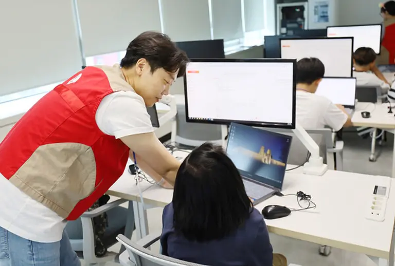 롯데이노베이트 임직원들이 AI 활용 교육을 진행하고 있다.