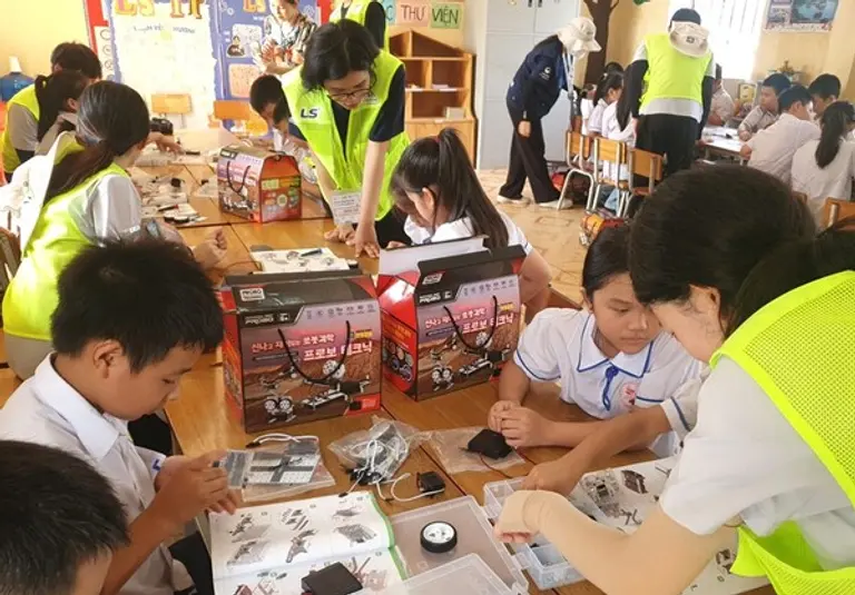  * LS 대학생 해외봉사단 28기 단원들이 이달초 베트남 팜타이 초등학교에서 학생들을 대상으로 과학키트 만들기 체험학습을 진행하고 있다