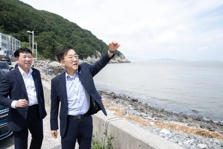 김윤덕 국토교통부 장관이 가덕도신공항 현장을 둘러보고 있다. (사진=국토교통부)