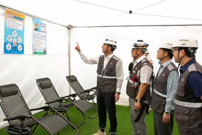 한화 건설부문 김승모 대표이사가 근로자 휴게실 등 안전보건 관리현황을 점검하고 있다. (사진제공=한화 건설)