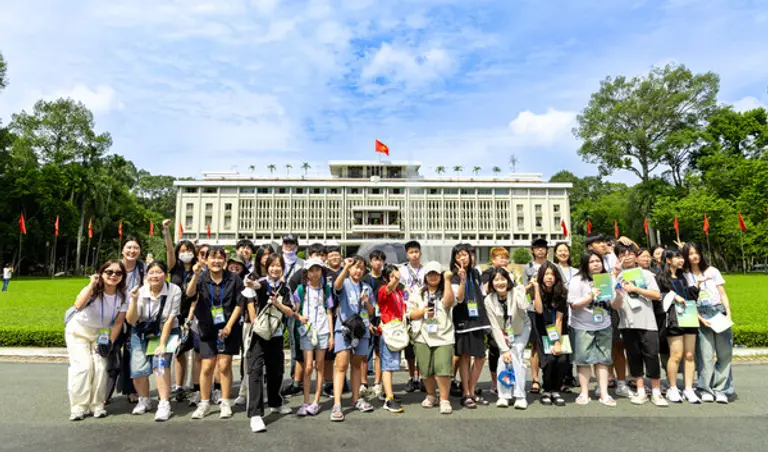 우미드림파인더 참가 아동청소년들이 호치민에 위치한 통일궁 앞에서 기념사진을 촬영하고 있다.(사진제공=우미희망재단)