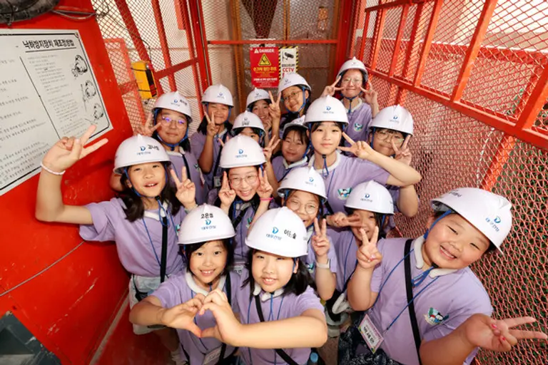 대우건설 임직원 자녀들이 인덕원퍼스비엘현장을 견학하고 있다. (사진제공=대우건설)