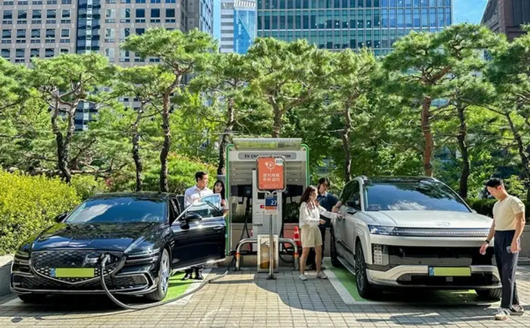 SK이노베이션 계열 직원들이 서울 종로구 SK서린빌딩에서 충전중인 현대자동차 대표 전기차 모델 아이오닉9과 eG80(전기화 모델)을 체험하고 있다. (제공 ,SK이노베이션)