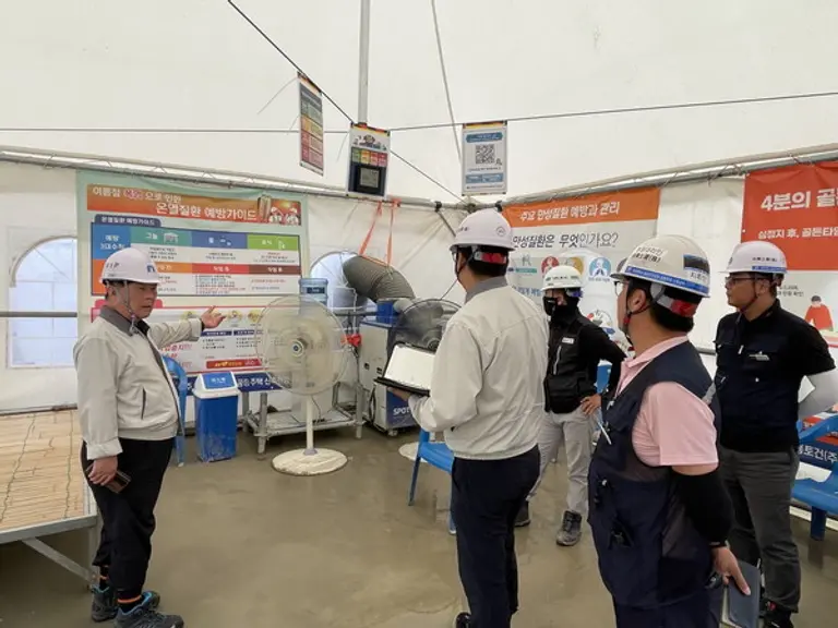 중흥건설 백승권 대표이사가 지난 7일 광주 ‘송암공원 중흥S-클래스’ 건축 현장에서 온열질환 예방 대책 이행 여부를 불시 점검하고 있다. (사진제공=중흥그룹)