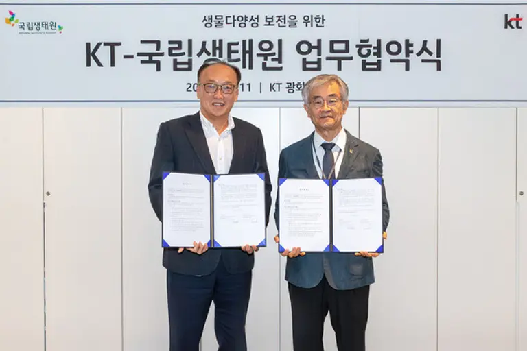 KT ESG경영추진실장 오태성 상무(왼쪽)와 권영한 생태기후연구본부 본부장. (제공 KT)