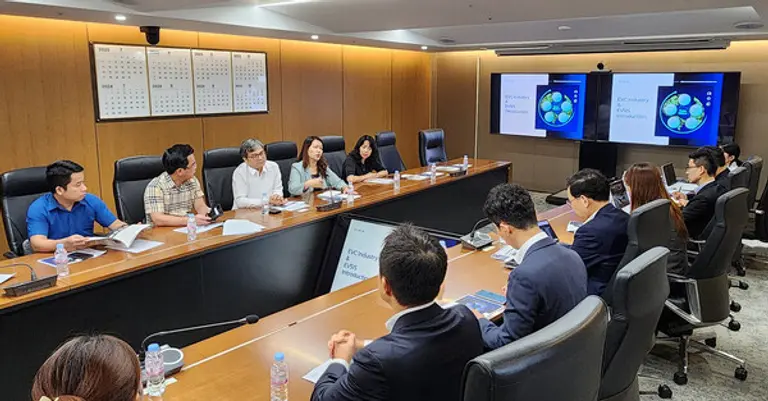 EVSIS와 베트남 하노이시 사절단이 만나 논의를 하고 있는 모습