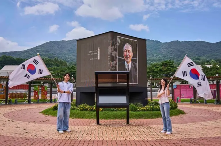 고화질로 복원한 독립운동가의 영상을 관람하고, 또렷하게 복원된 독립운동가의 육성을 들을 수 있는 LED 미디어큐브. (제공 SK텔레콤)