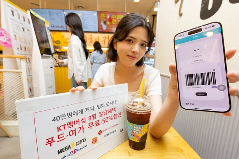 KT 이용자가 서울시 중구에 위치한 메가MGC커피 매장에서 혜택을 이용하는 모습. (제공 KT)