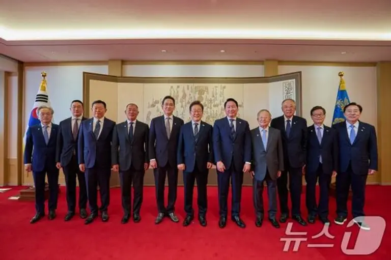 지난달 13일 서울 용산구 대통령실에서 열린 이재명 대통령과 6경제단체, 기업인 간담회 모습. 왼쪽부터 최진식 한국중견기업연합회 회장, 구광모 LG그룹 회장, 신동빈 롯데그룹 회장, 정의선 현대차그룹 회장, 이재용 삼성전자 회장, 이 대통령, 최태원 SK그룹 회장 겸 대한상공회의소 회장, 손경식 한국경영자총협회 회장, 류진 한국경제인협회 회장, 윤진식 한국무역협회 회장, 김기문 중소기업중앙회 회장.