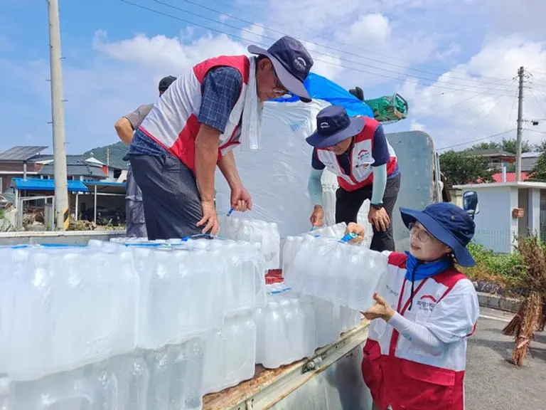 2023년 희망브리지와 행안부가 협력해 도서지역 주민에게 생수를 긴급 지원하고 있다(사진제공=희망브리지)