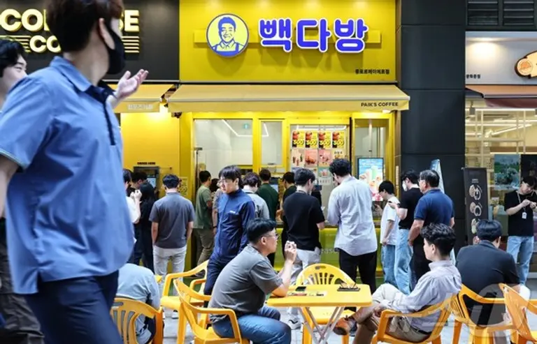 지난 6월10일 서울 시내 한 빽다방 매장에서 손님들이 음료 구매를 위해 대기하고 있다. 당시 대규모 할인 이벤트가 진행되고 있었다.