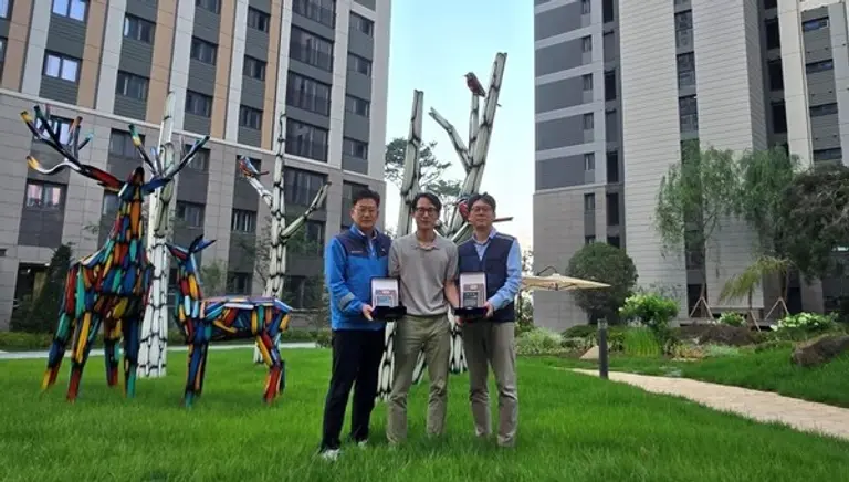 ‘e편한세상 군산 디오션루체’ 단지에서 입주예정자협의회가 DL이앤씨 측에 감사패를 전달하고 있다. (왼쪽부터) 김정재 DL이앤씨 현장소장, 권오규 입예협 회장, 하동완 DL이앤씨 차장. (사진제공=DL이앤씨)